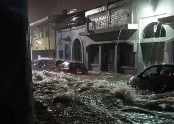 Fuertes lluvias provocan inundaciones en la ciudad de Santa Ana, en el occidente de El Salvador