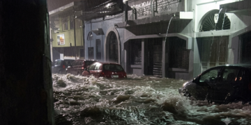 Fuertes lluvias provocan inundaciones en la ciudad de Santa Ana, en el occidente de El Salvador