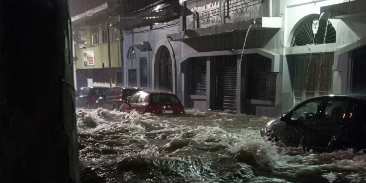 Fuertes lluvias provocan inundaciones en la ciudad de Santa Ana, en el occidente de El Salvador