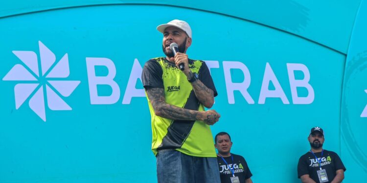 La exestrella del Barcelona, Dani Alves, visita Guatemala para participar en actividades deportivas y religiosas