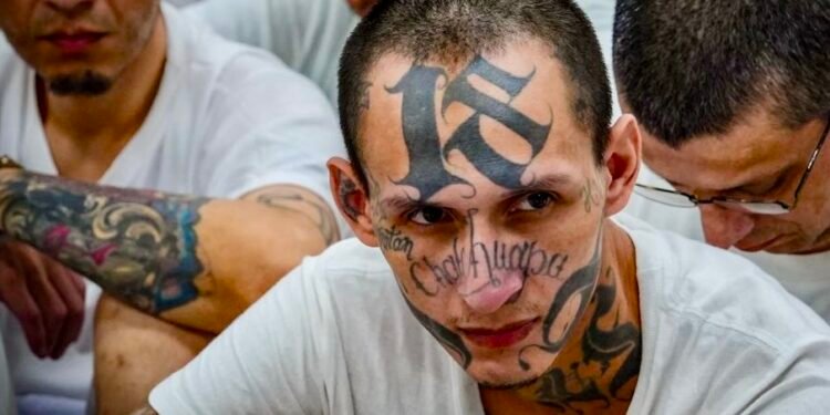 Fiscalía de El Salvador acusa a 563 cabecillas de la pandilla Barrio 18 por más de 14,000 delitos