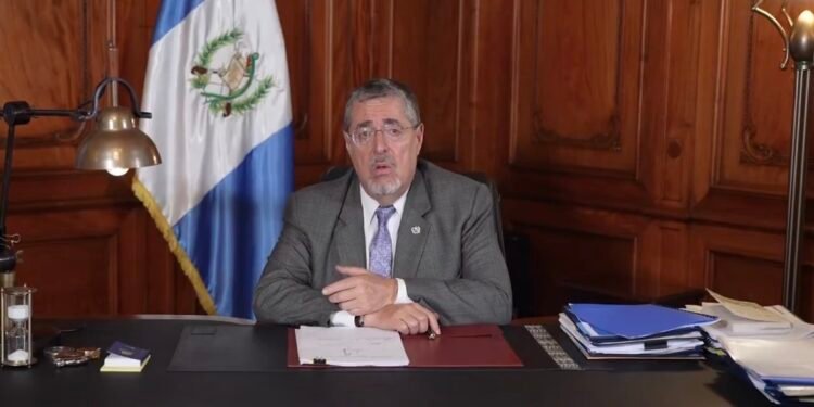 Presidente de Guatemala sanciona ley antilavado y dice que permitirá fortalecer la economía y golpear al crimen organizado