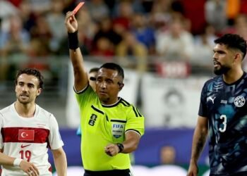 Árbitro salvadoreño Iván Barton hace historia con la primera expulsión aplicada bajo nueva regla de la FIFA en el Mundial 2026