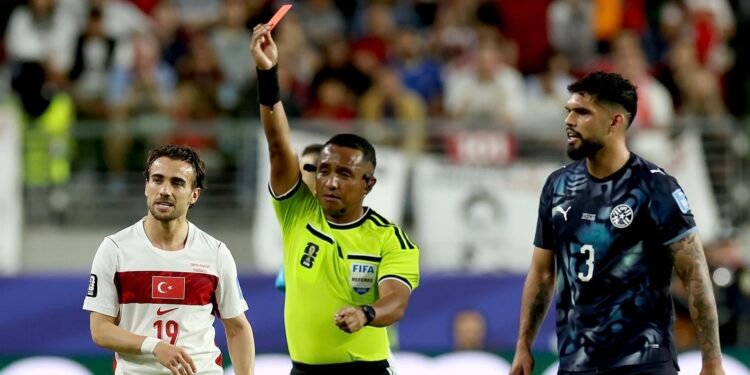 Árbitro salvadoreño Iván Barton hace historia con la primera expulsión aplicada bajo nueva regla de la FIFA en el Mundial 2026
