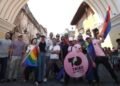 Marcha del Orgullo en Antigua Guatemala se realiza a medias tras restricciones municipales y en medio de protestas por discriminación