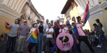 Marcha del Orgullo en Antigua Guatemala se realiza a medias tras restricciones municipales y en medio de protestas or discriminación
