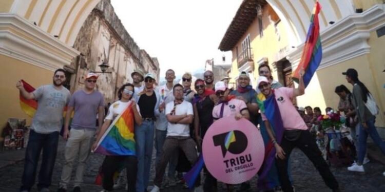 Marcha del Orgullo en Antigua Guatemala se realiza a medias tras restricciones municipales y en medio de protestas por discriminación