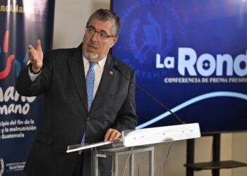 Presidente de Guatemala dice que programa Mano a Mano benefició a más de 87 mil hogares; también descarta atentados contra policías