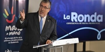 Presidente de Guatemala dice que programa Mano a Mano benefició a más de 87 mil hogares; también descarta atentados contra policías