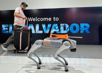 El Salvador presenta perro robot para detectar drogas en nueva terminal del aeropuerto internacional