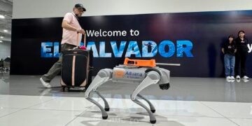 El Salvador presenta perro robot para detectar drogas en nueva terminal del aeropuerto internacional