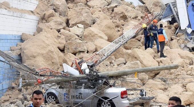 Equipos de rescate en Honduras continúan búsqueda de dos personas soterradas tras derrumbe en Tegucigalpa
