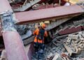 Equipo salvadoreño localiza y salva a adolescente atrapada tras sismos en Venezuela