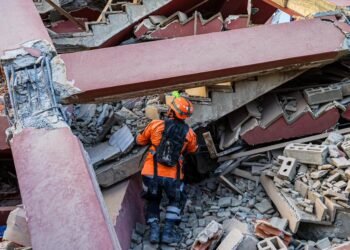 Equipo salvadoreño localiza y salva a adolescente atrapada tras sismos en Venezuela