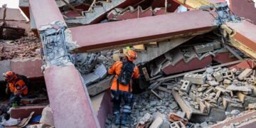Equipo salvadoreño localiza y salva a adolescente atrapada tras sismos en Venezuela
