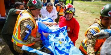 Equipo de ayuda de El Salvador localiza y rescata con vida a mujer tras 86 horas bajo escombros en Venezuela