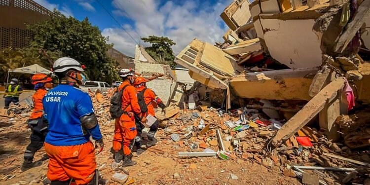 El Salvador se convierte en el segundo país con más socorristas en Venezuela y mantiene operaciones de rescate