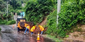 El Salvador reduce alerta por lluvias y reanudará clases presenciales en todo el país