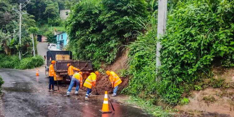El Salvador reduce alerta por lluvias y reanudará clases presenciales en todo el país