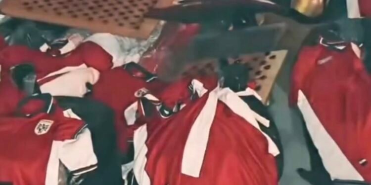 Desmantelan taller clandestino de camisetas falsificadas de la selección de Panamá y detienen a 12 personas