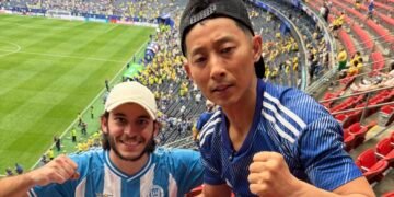El japonés más hondureño de todos, Shin Fujiyama, presencia en el estadio eliminación de su selección en el Mundial y mantiene tradición de limpieza tras el partido