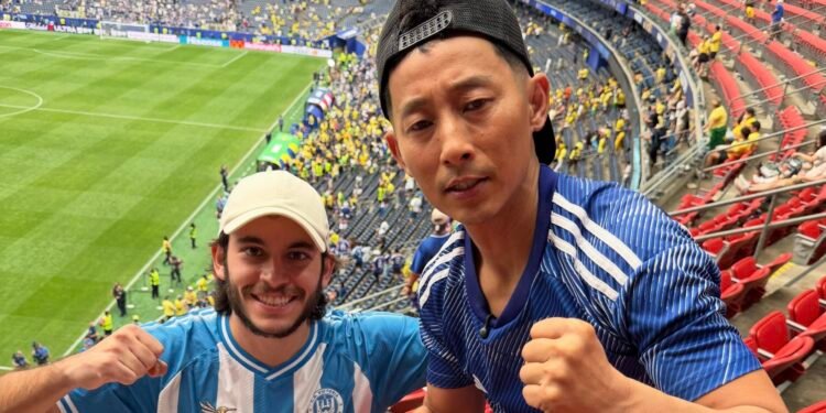 El japonés más hondureño de todos, Shin Fujiyama, presencia en el estadio eliminación de su selección en el Mundial y mantiene tradición de limpieza tras el partido
