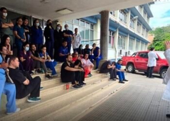 Honduras enfrenta suspensión de consultas médicas y clases en medio de protestas laborales en salud y magisterio