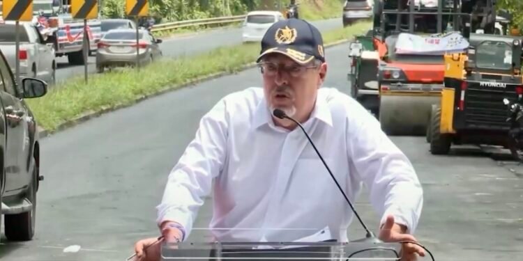 Presidente de Guatemala confirma que pidió más apoyo de EE UU contra el narcotráfico