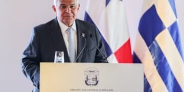 Mandatario de Panamá promueve el Registro de Naves ante armadores griegos para fortalecer la bandera marítima