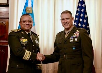 Jefe del Comando Sur de EE UU visita Guatemala para reforzar cooperación en seguridad y lucha contra el narcotráfico