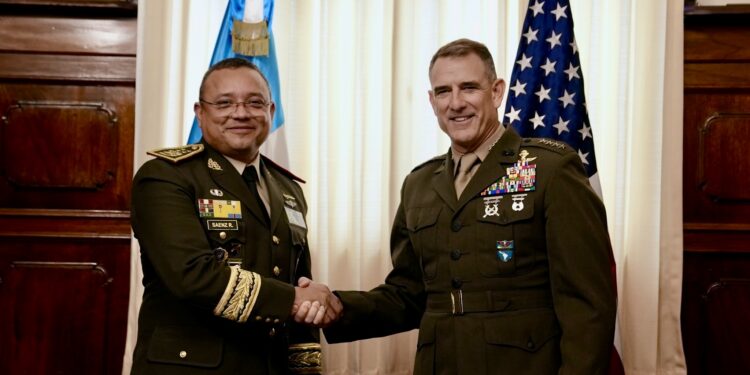 Jefe del Comando Sur de EE UU visita Guatemala para reforzar cooperación en seguridad y lucha contra el narcotráfico