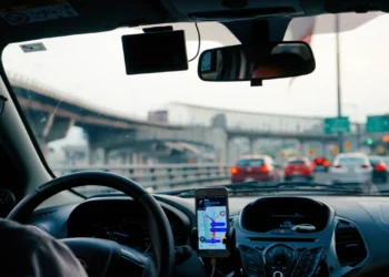 Presidente del Congreso de Honduras convoca a plataformas de transporte y taxis a diálogo sobre regulación