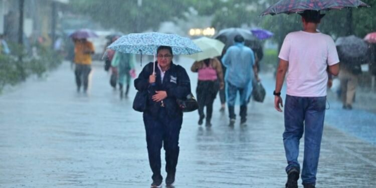 El Salvador suspende clases presenciales por la tormenta tropical Cristina y mantiene alerta naranja