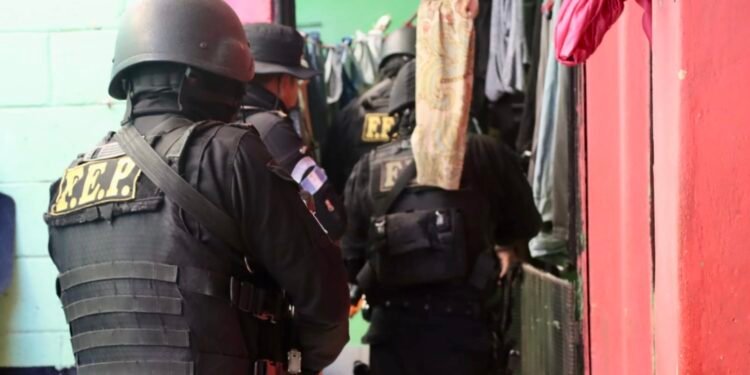 Autoridades de Guatemala realizan 27 allanamientos y reportan capturas, droga y vehículos robados en El Gallito
