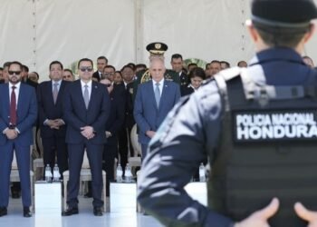Presidente de Honduras reafirma apoyo a la Policía Nacional y promete más equipamiento y capacitación