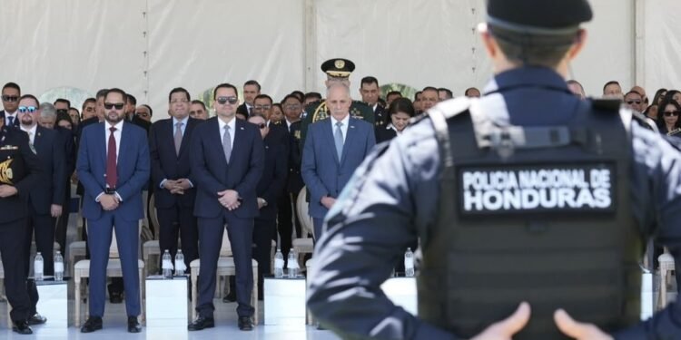 Presidente de Honduras reafirma apoyo a la Policía Nacional y promete más equipamiento y capacitación