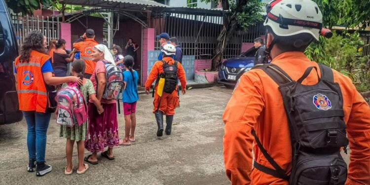 El Salvador mantiene suspendidas las clases presenciales por la depresión tropical Cristina y la alerta por lluvias