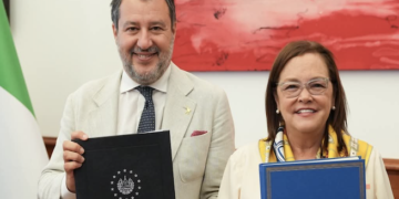 El Salvador firma acuerdo de homologación de licencias de conducir con Italia