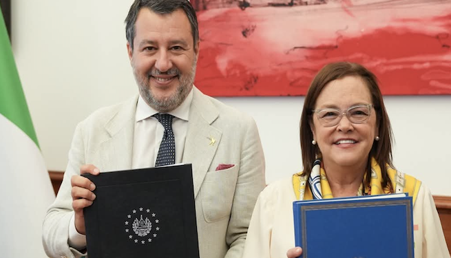 El Salvador firma acuerdo de homologación de licencias de conducir con Italia