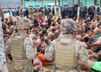Autoridades panameñas decomisan armas, 239 celulares y antenas Starlink en penal La Joyita