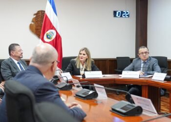 Primeras semanas de gobierno de Laura Fernández ya dejan múltiples enfrentamientos con la oposición y el Poder Judicial