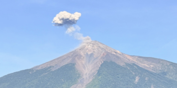 Guatemala refuerza restricciones por riesgos en volcán de Fuego