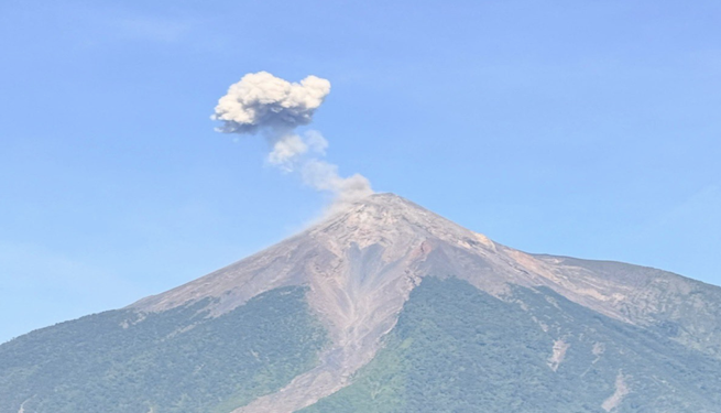 Guatemala refuerza restricciones por riesgos en volcán de Fuego