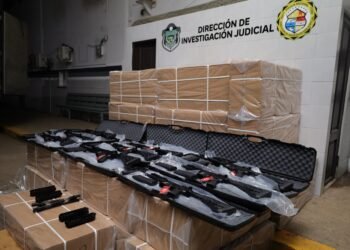 Incautan 500 fusiles automáticos y piezas para ensamblar armas en Aeropuerto de Panamá