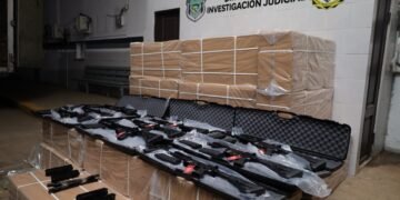 Incautan 500 fusiles automáticos y piezas para ensamblar armas en Aeropuerto de Panamá
