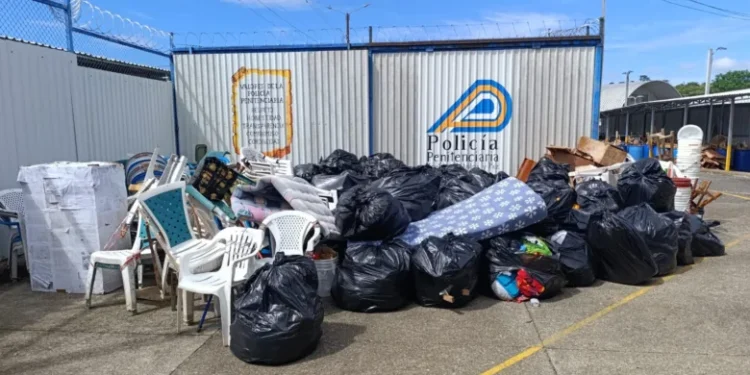 Decomisan 129 toneladas de ilícitos y basura en dormitorios de prisioneros en Costa Rica