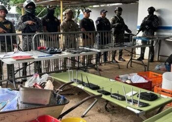 Autoridades panameñas decomisan armas, 239 celulares y antenas Starlink en penal La Joyita