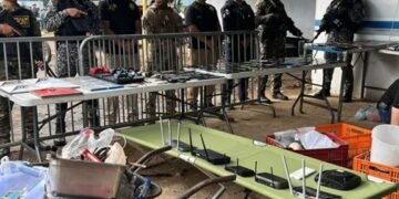 Autoridades panameñas decomisan armas, 239 celulares y antenas Starlink en penal La Joyita