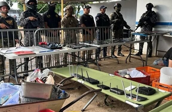 Autoridades panameñas decomisan armas, 239 celulares y antenas Starlink en penal La Joyita