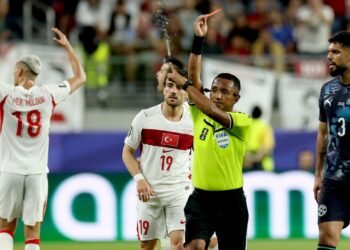 FIFA revoca credencial a periodista de Paraguay que ofendió al árbitro salvadoreño Barton